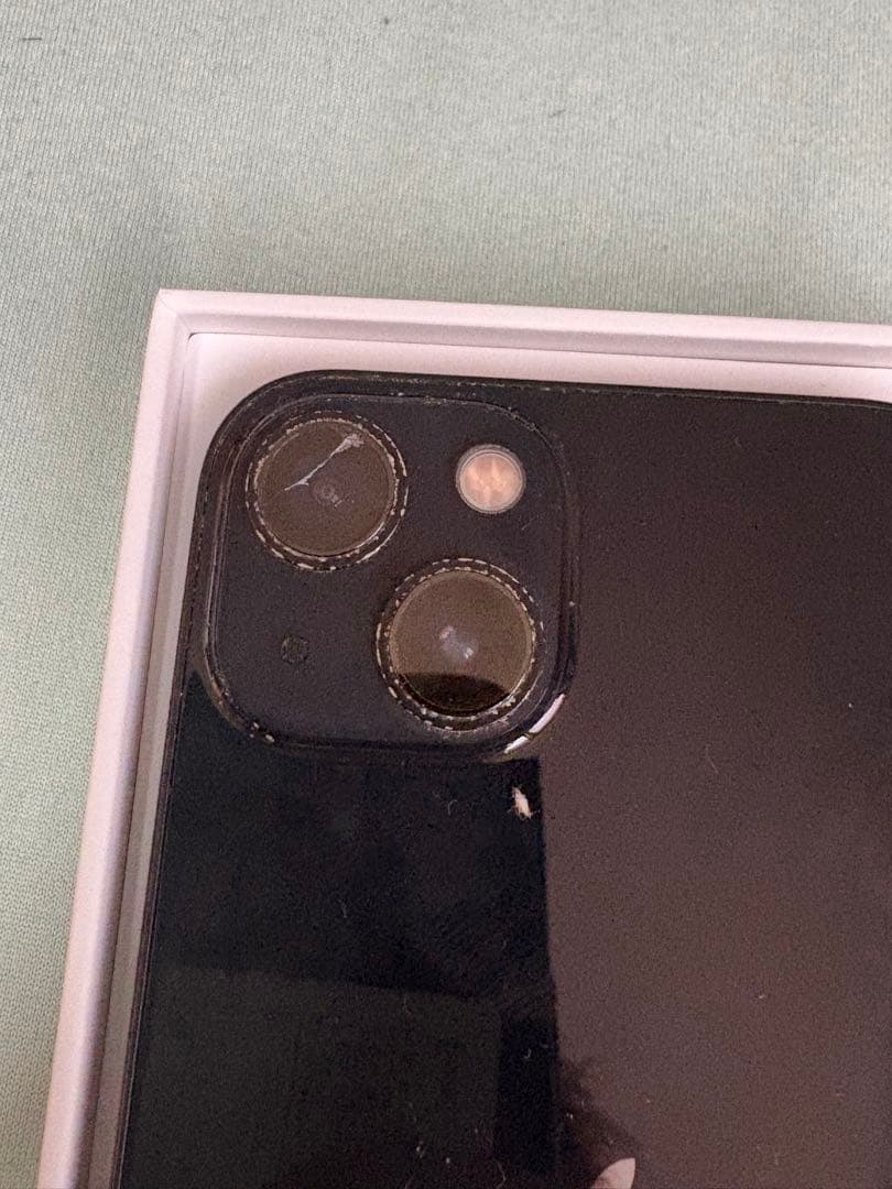 iPhone13 本体　箱、充電器、有線イヤホン付き。