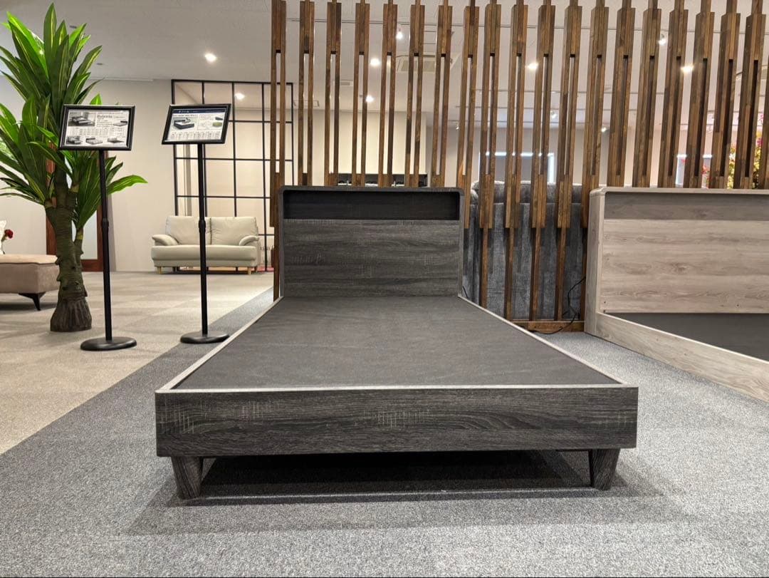 高級感溢れるベッド♪ ナント高さ調整も可能！　ダブルサイズ