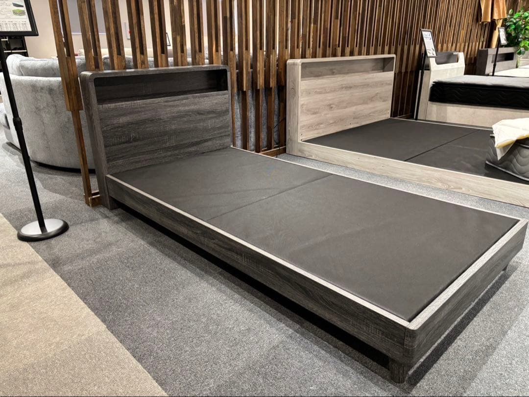 高級感溢れるベッド♪ ナント高さ調整も可能！　ダブルサイズ