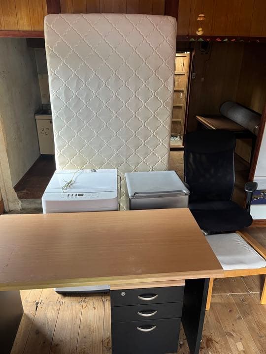 冷蔵庫、洗濯機、ベット、机、椅子、全て込みの金額です。早い者勝ちです！