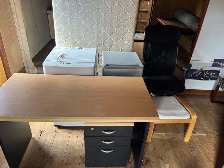 冷蔵庫、洗濯機、ベット、机、椅子、全て込みの金額です。早い者勝ちです！