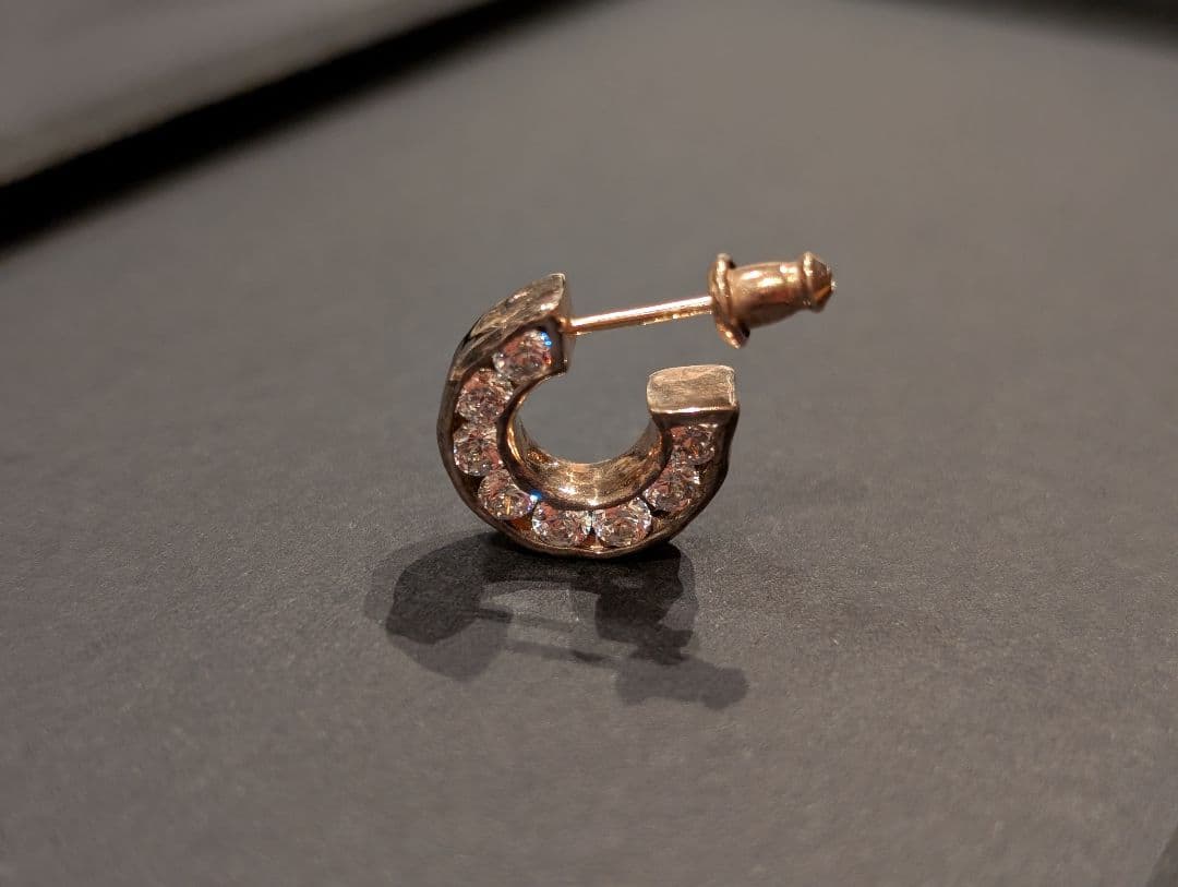 e.m.イーエム　サイドジルコニアピンクゴールドピアス　SILVER