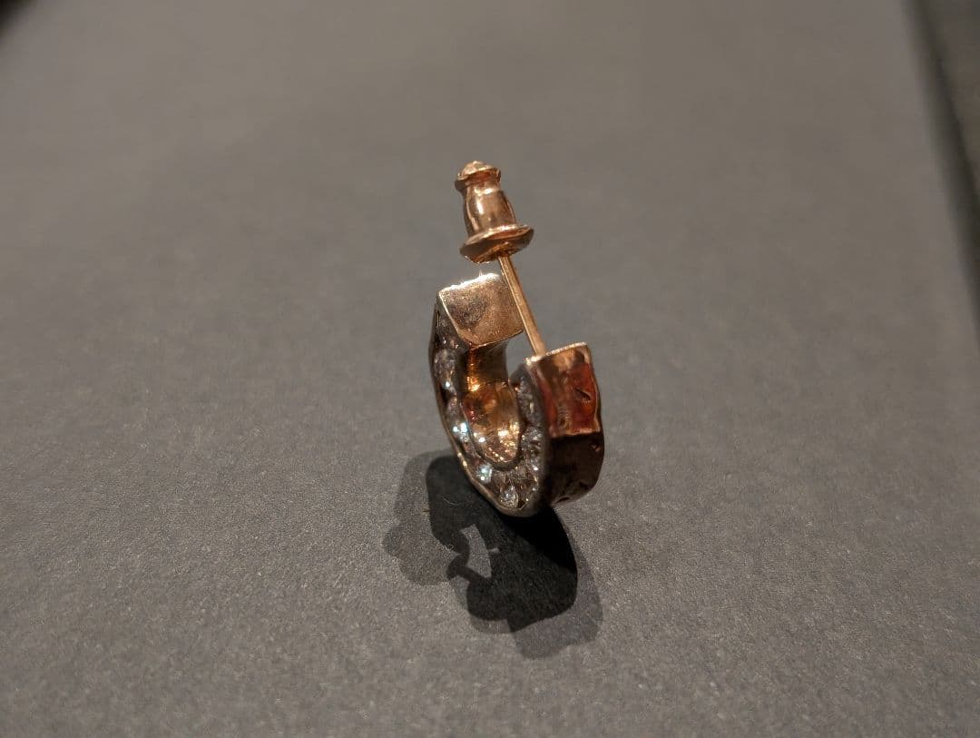 e.m.イーエム　サイドジルコニアピンクゴールドピアス　SILVER