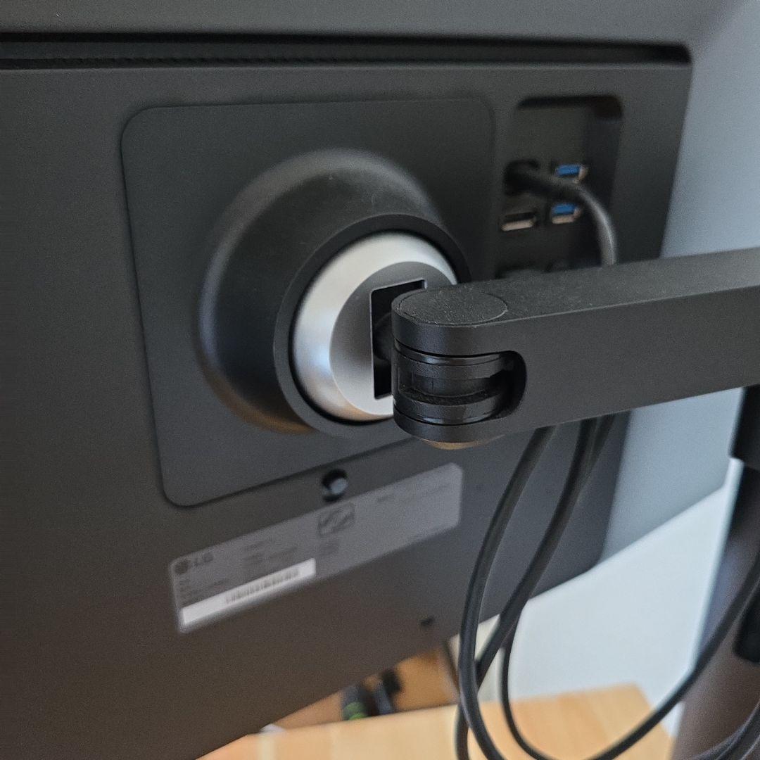 LG 27インチ 27UN880B