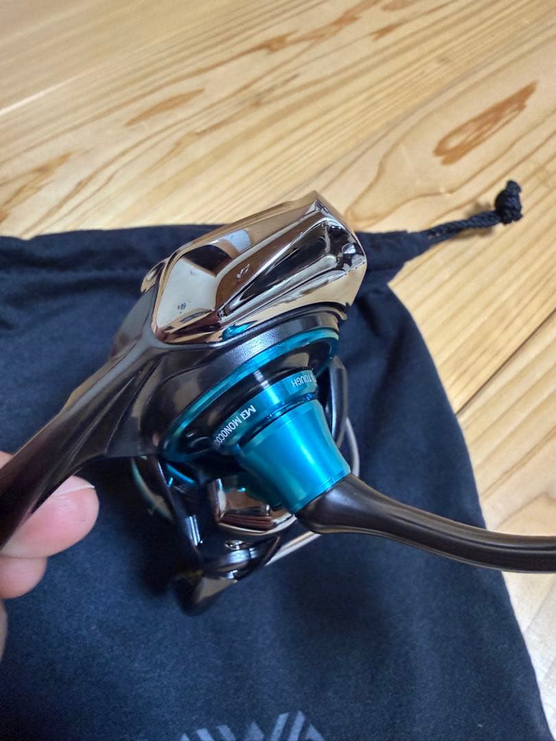 21エメラルダスAIR LT2500-XH スピニングリール