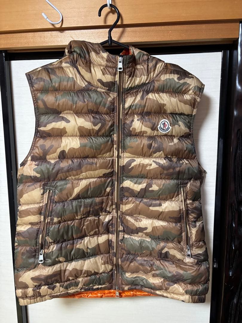 MONCLER 迷彩柄 ダウンベスト フード付き