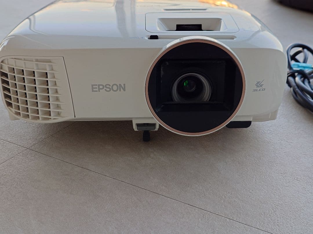 EPSON EH-TW5825 プロジェクター 高評価モデル リモコン付