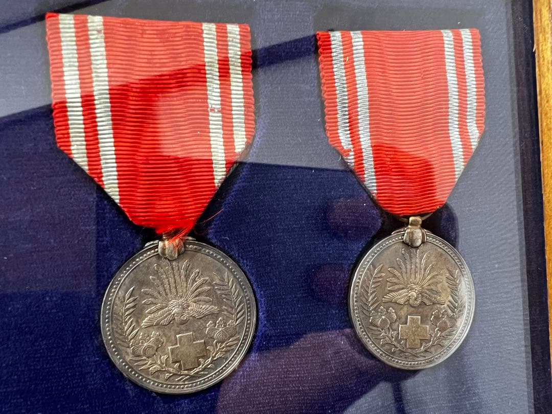 軍事メダルと勲章の額装コレクション