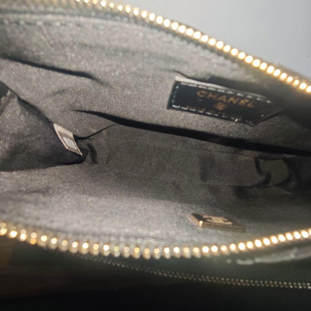 ブラックのキルティングデザイン、星型チャーム付きのショルダーバッグ