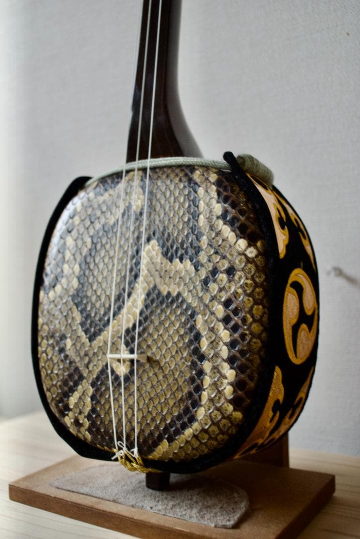 三線 本皮１枚張り（表） 黒檀棹 ハードケース付　送料込み　三味線　沖縄