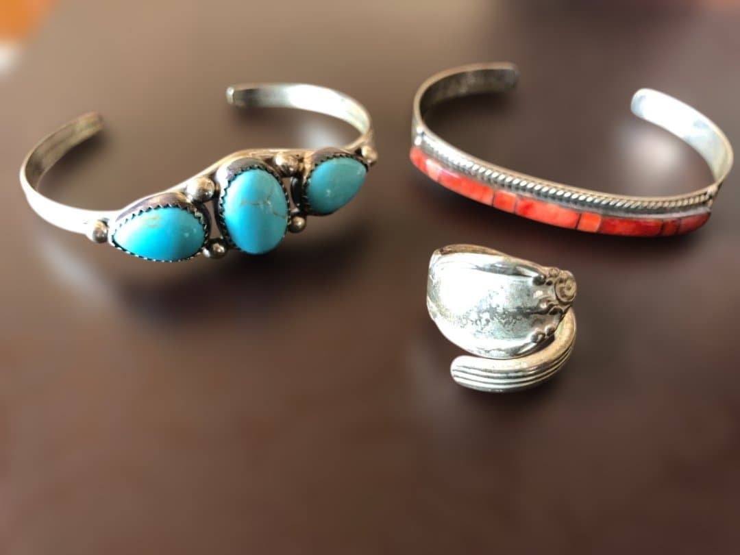 ターコイズ・コーラル装飾バングル、リング３点セット