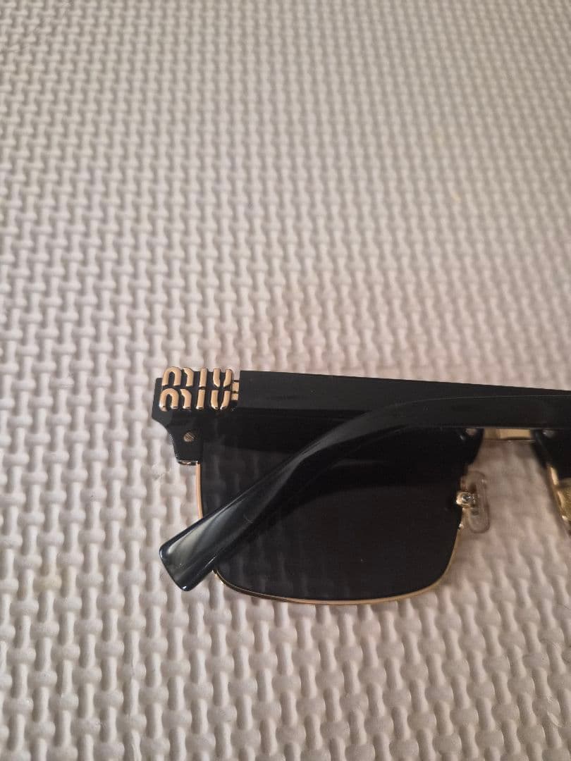 miumiuサングラス　メタルロゴ