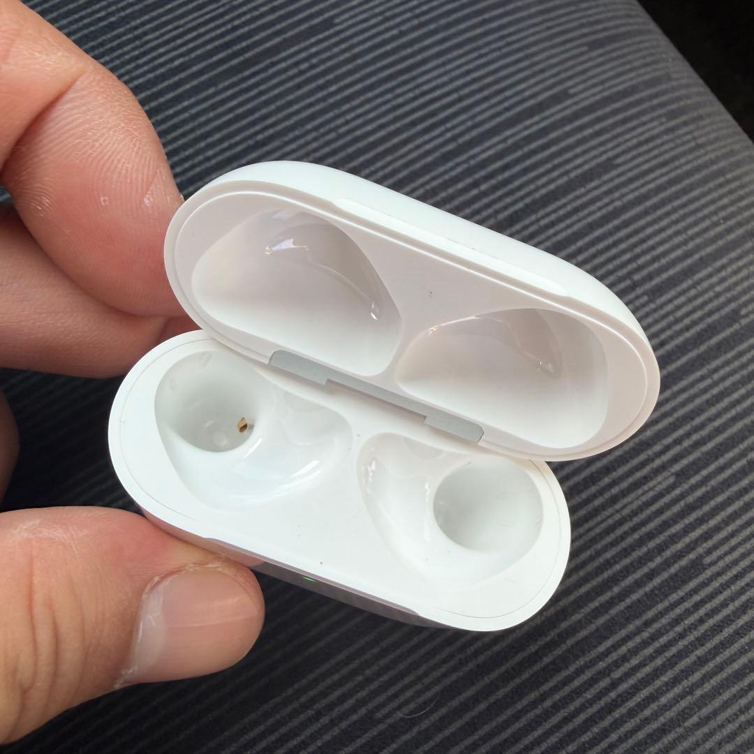 【ほぼ新品】Apple Airpods ４ノイズキャンセリング機能搭載モデル