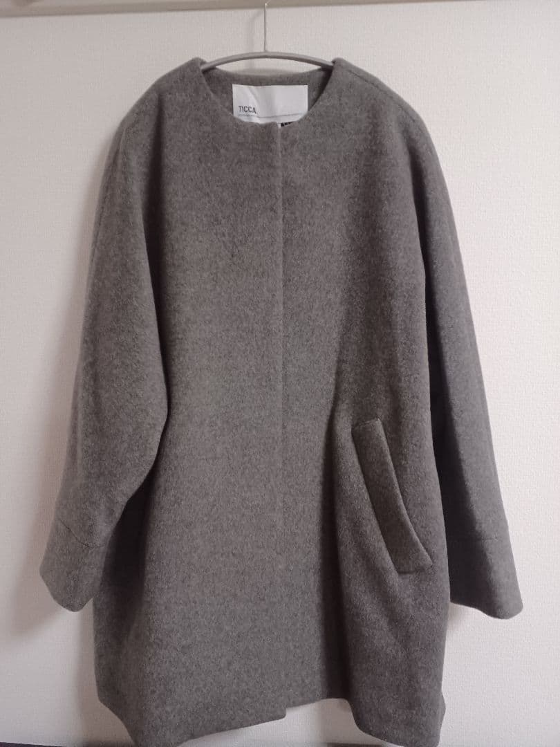 【新品未使用】ティッカ　TICCA　ノーカラーテントコート　グレー