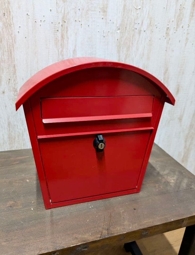 赤い金属製郵便受け 鍵付き（AXIS　HS2764）