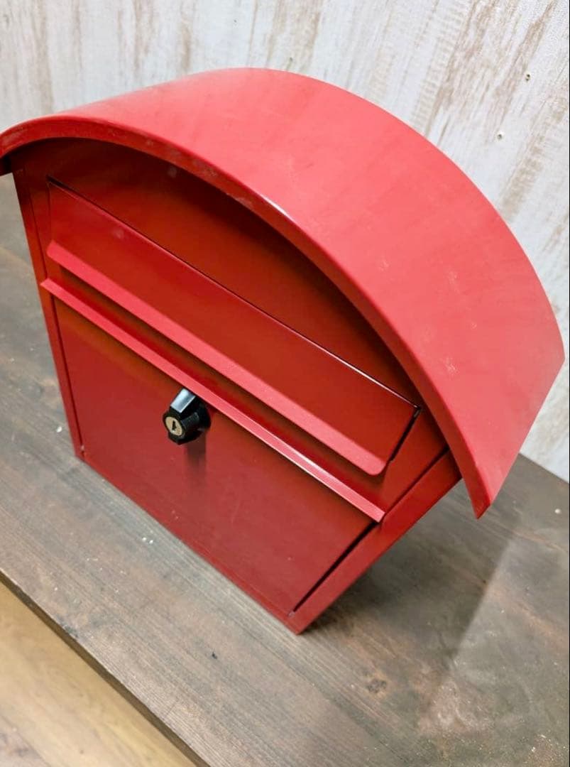 赤い金属製郵便受け 鍵付き（AXIS　HS2764）