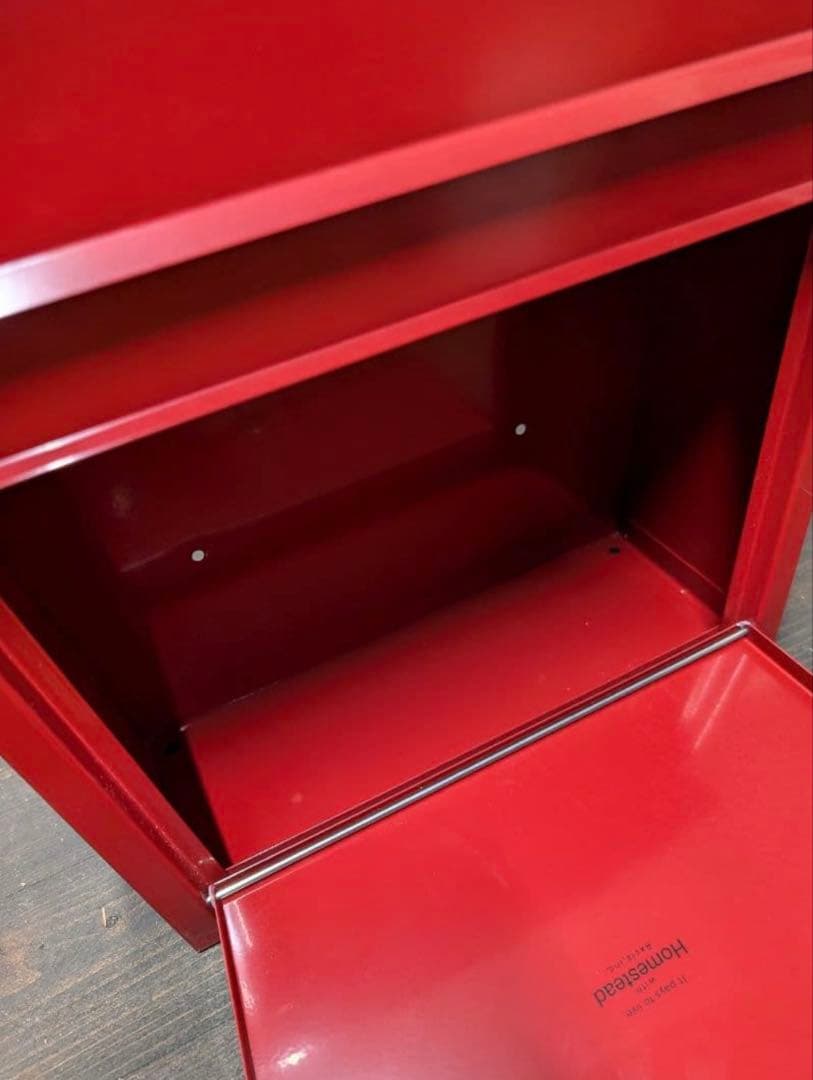 赤い金属製郵便受け 鍵付き（AXIS　HS2764）