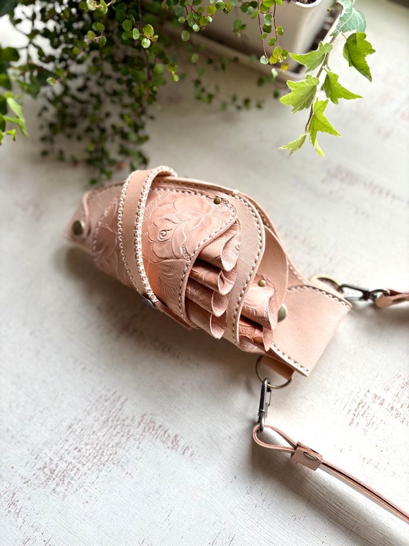 ヌメ革ナチュラル、ローズ型押しナチュラルの軽量スリムシザーケース