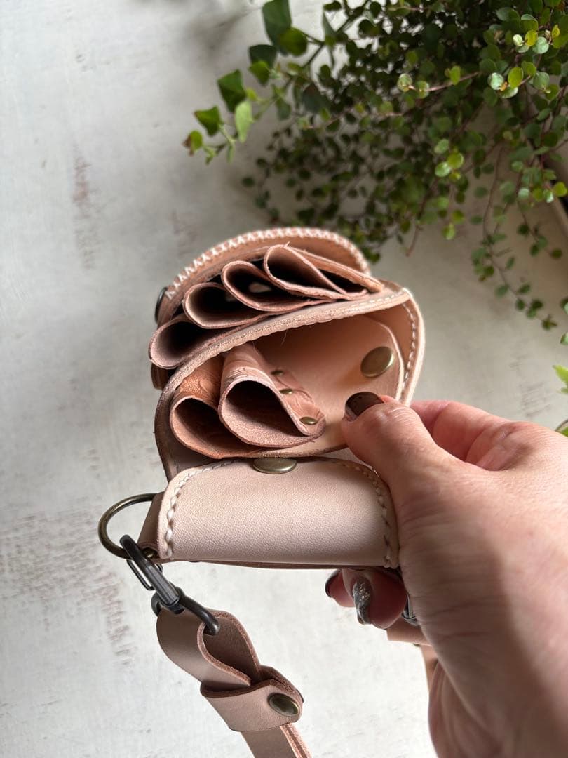 ヌメ革ナチュラル、ローズ型押しナチュラルの軽量スリムシザーケース