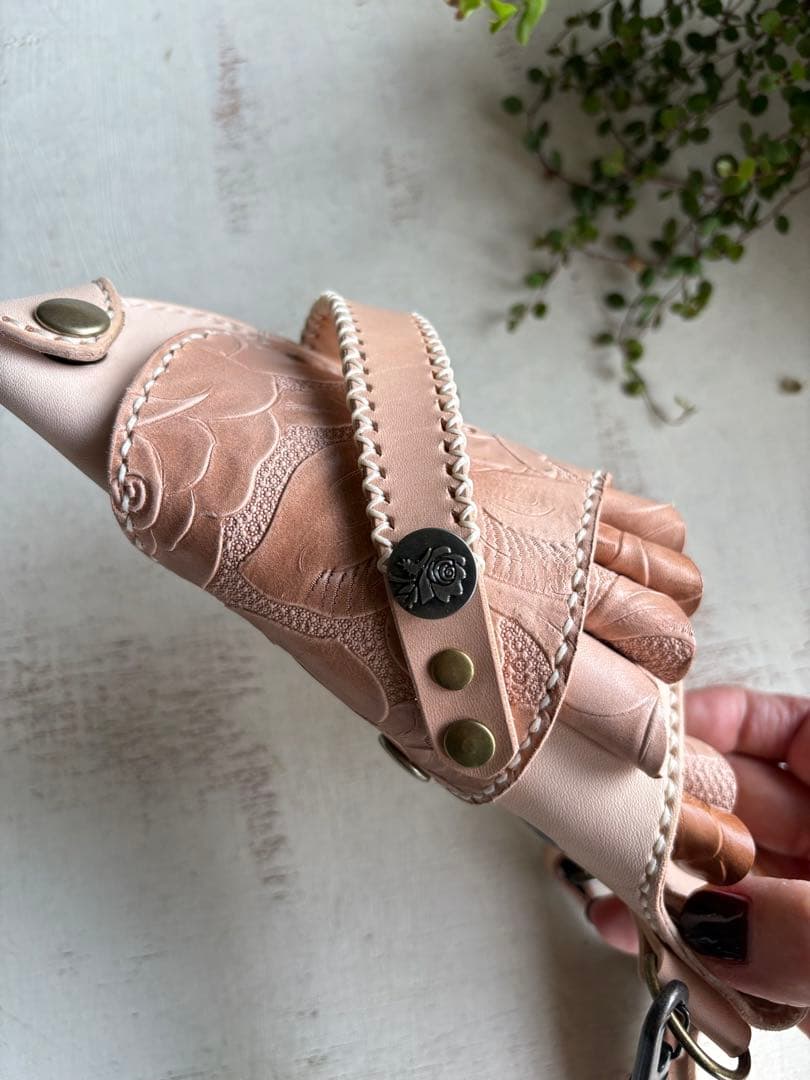 ヌメ革ナチュラル、ローズ型押しナチュラルの軽量スリムシザーケース