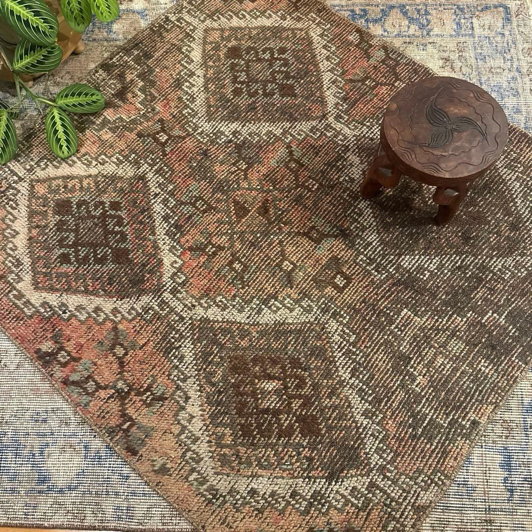 97×105エスニック　ブラウン×サーモン　レアな正方形　トルコヴィンテージラグ