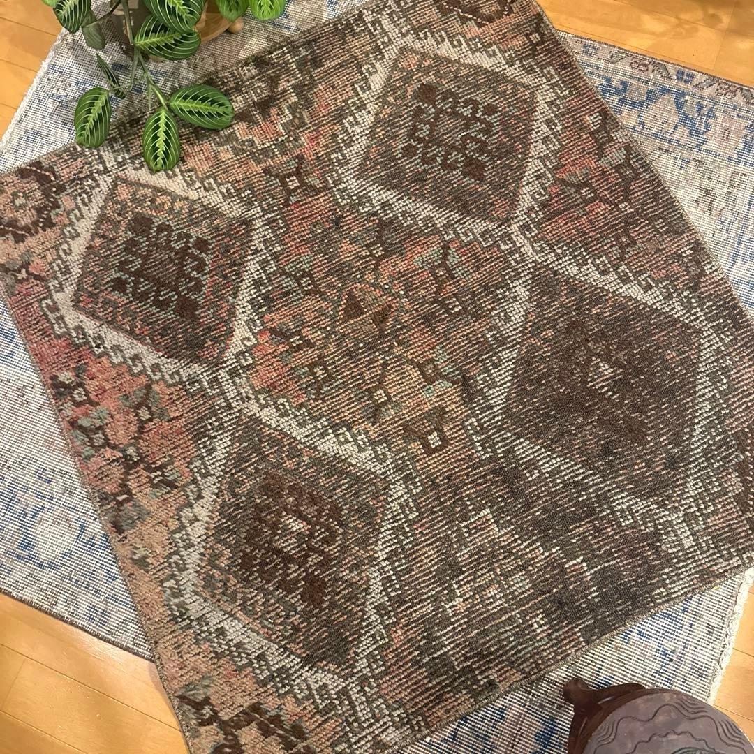 97×105エスニック　ブラウン×サーモン　レアな正方形　トルコヴィンテージラグ