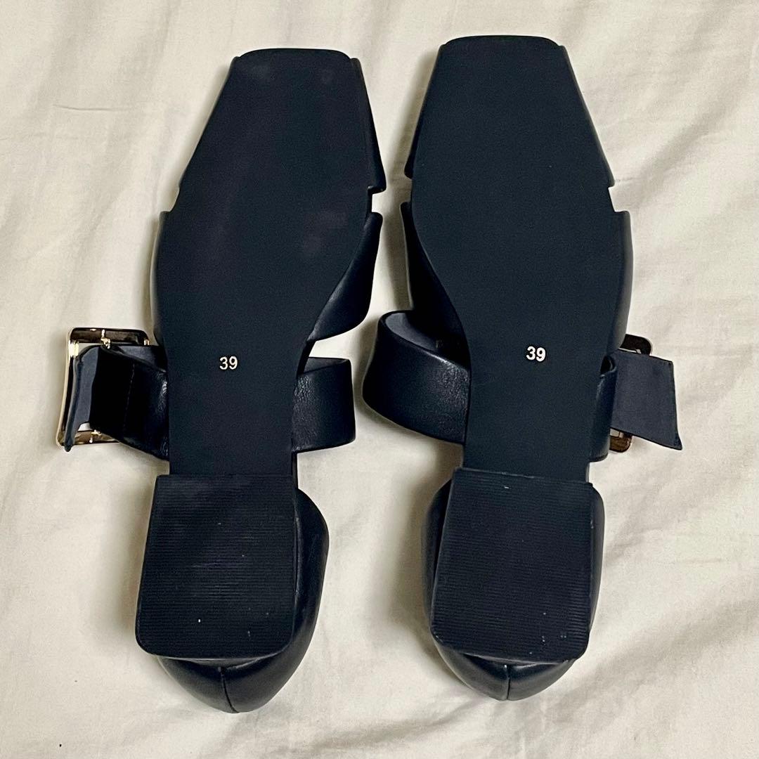 バックル付きブラックパンプス