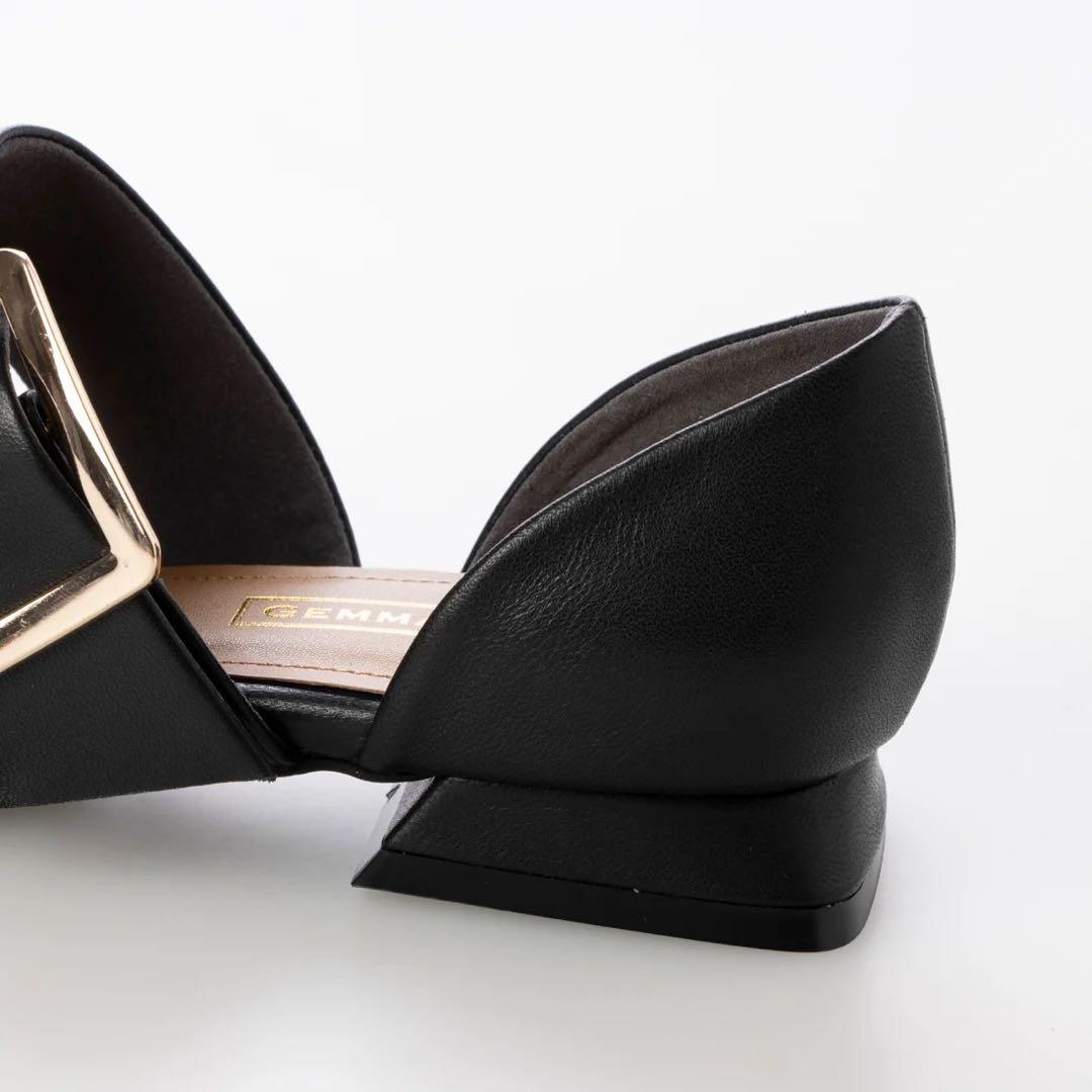 バックル付きブラックパンプス