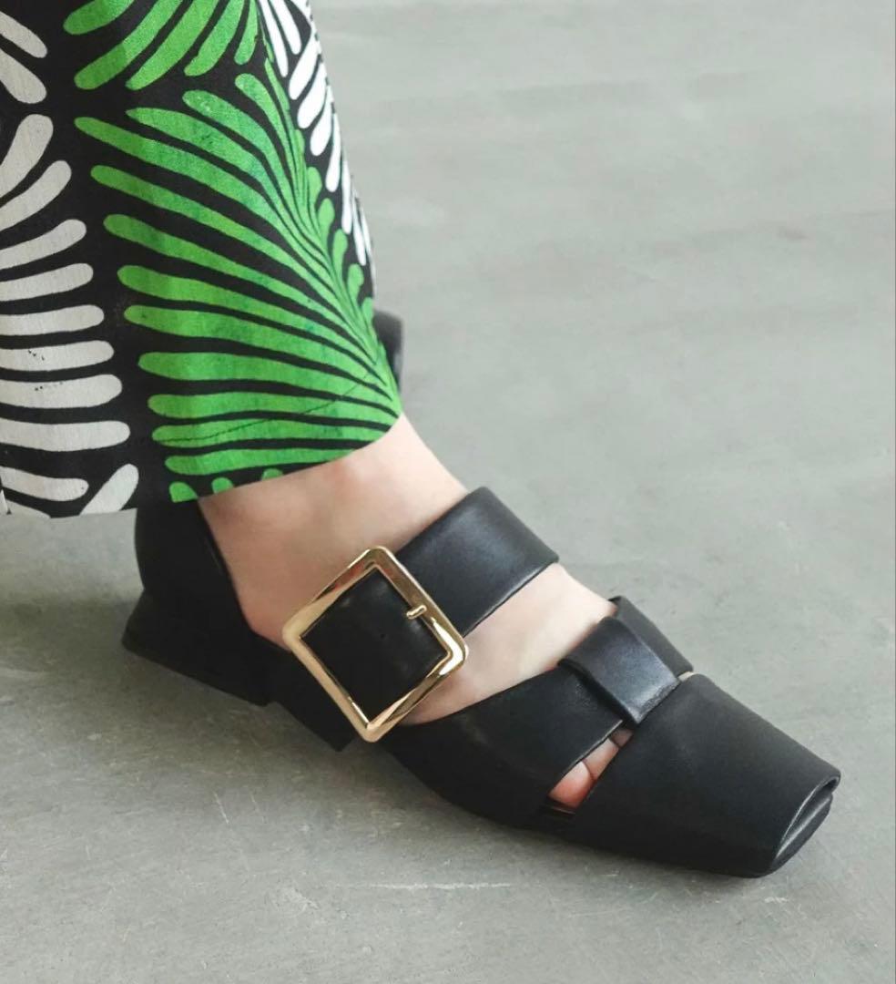 バックル付きブラックパンプス