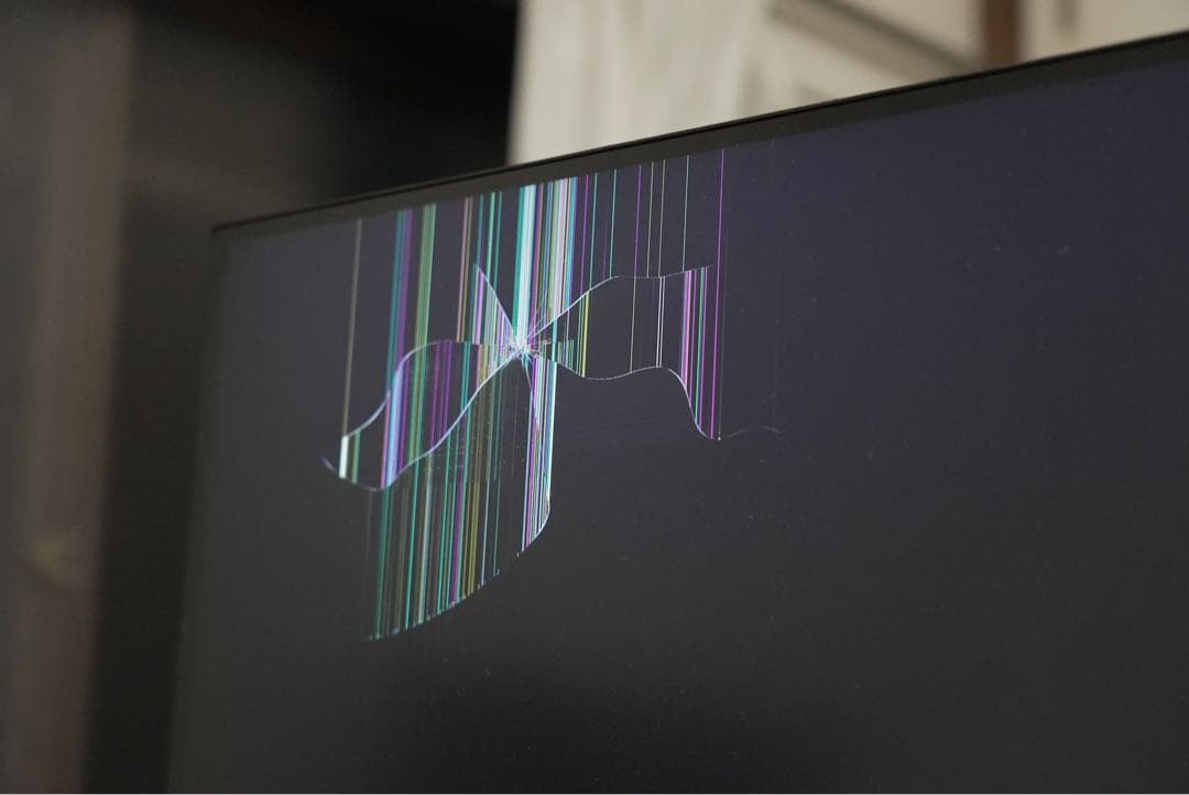 DELL ディスプレイ 画面にひび割れあり