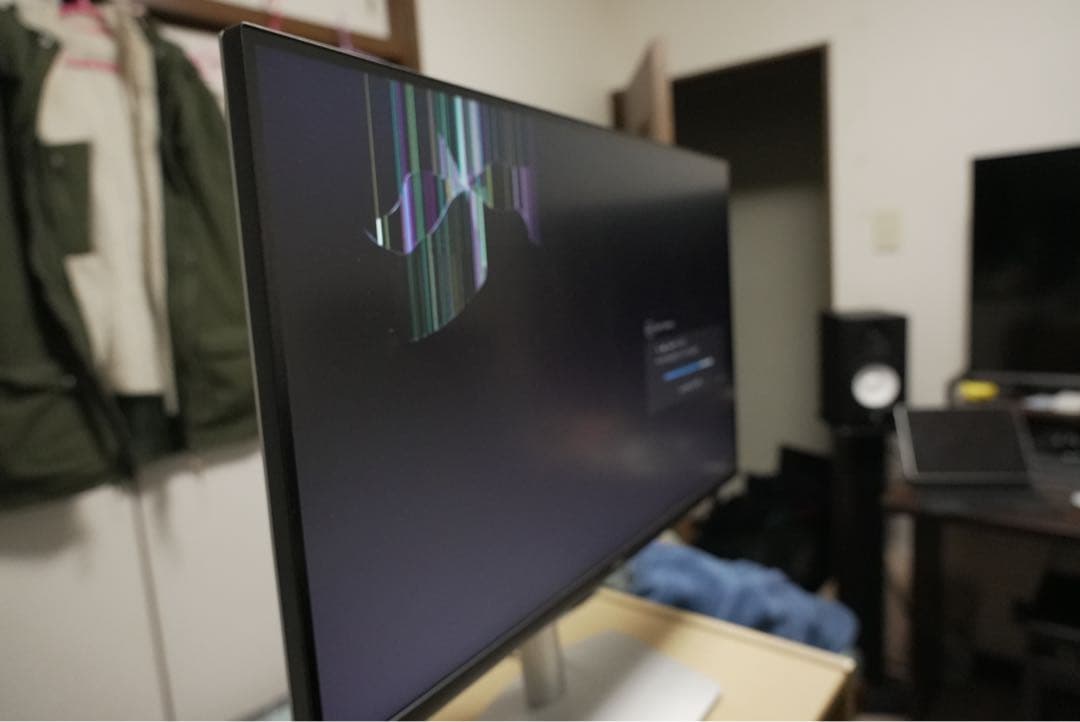 DELL ディスプレイ 画面にひび割れあり