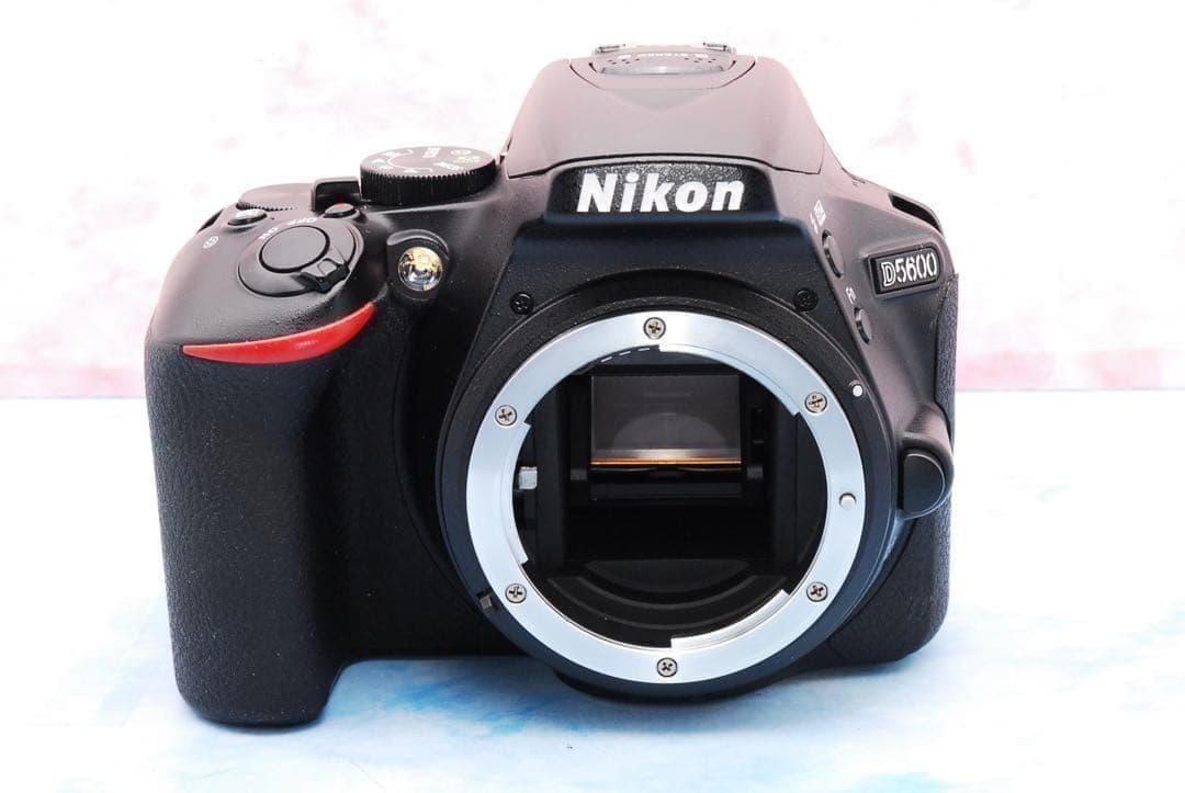 Nikon D5600✨一眼レフカメラ✨望遠レンズ付Wレンズ✨スマホ転送！
