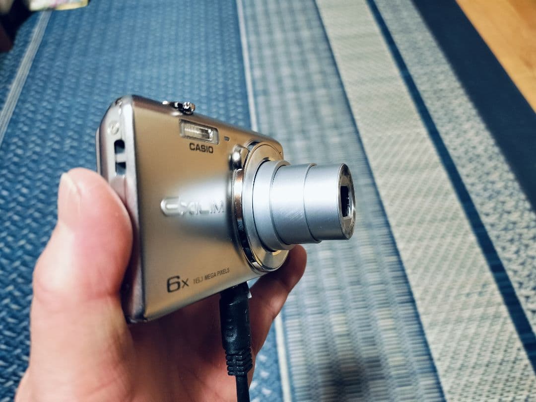 CASIO EXILIM EX-ZS25 コンパクトデジタルカメラ　シルバー