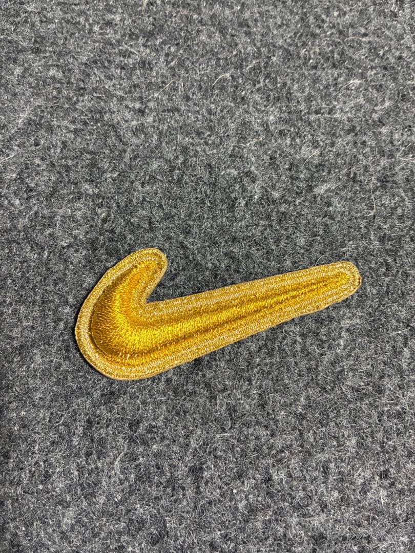 Nike 刺繍ロゴワッペン ゴールド/縁ゴールド