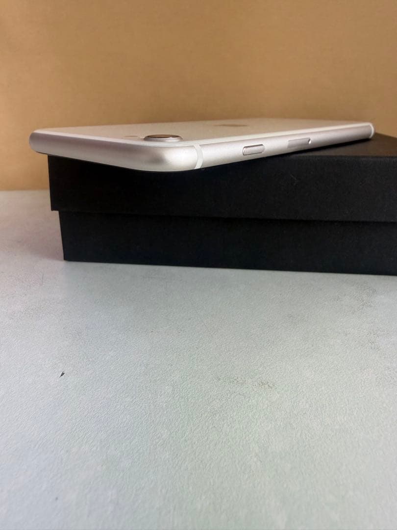 iPhoneSE3 128GB スターライトホワイト