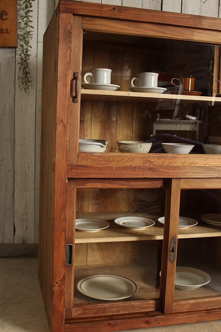 古く味のある木枠ガラス戸棚　食器棚　水屋　キャビネット　古家具