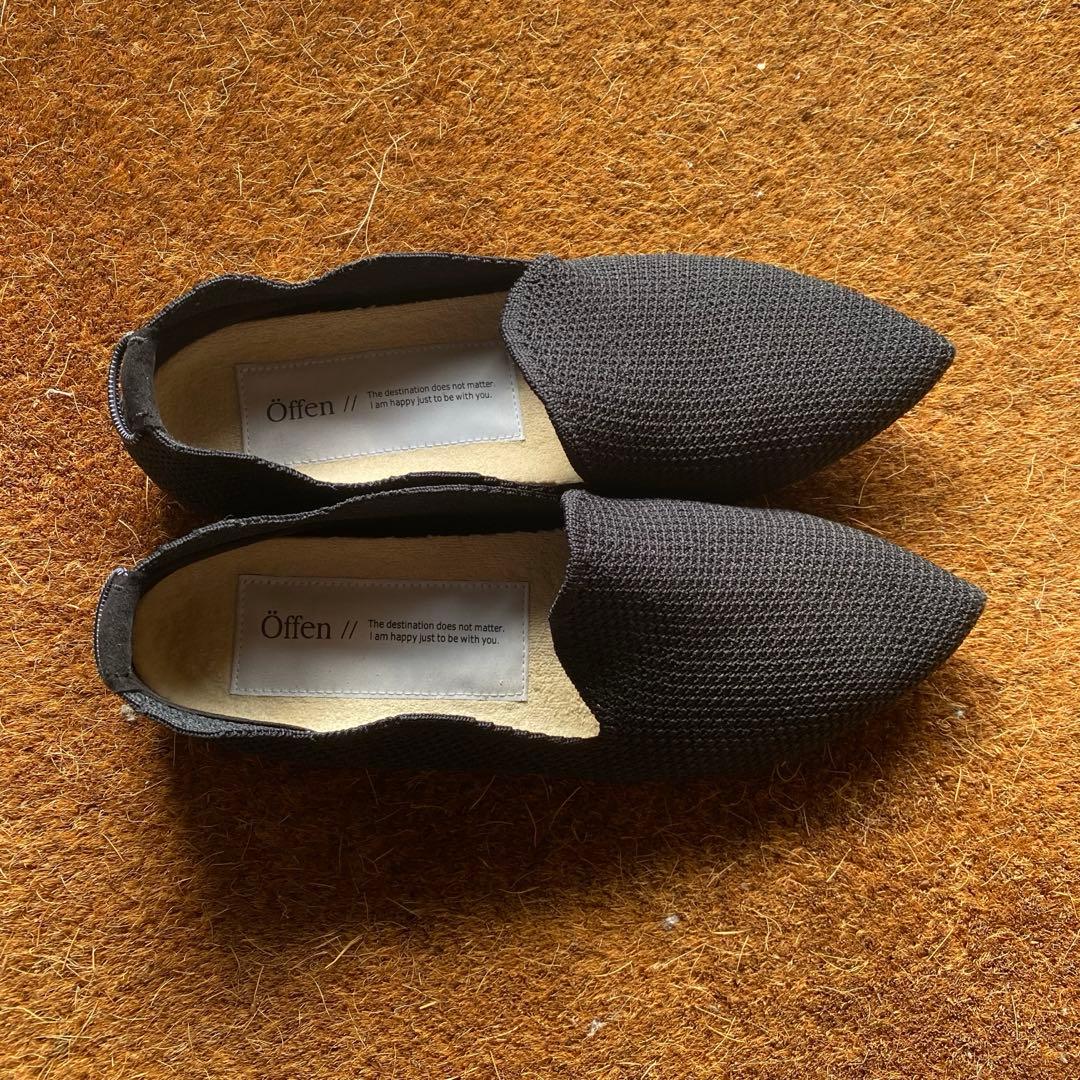 オッフェン ブラック ポインテッドトゥ フラットシューズ