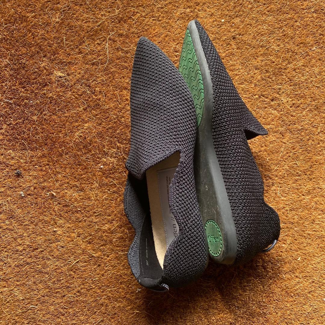 オッフェン ブラック ポインテッドトゥ フラットシューズ