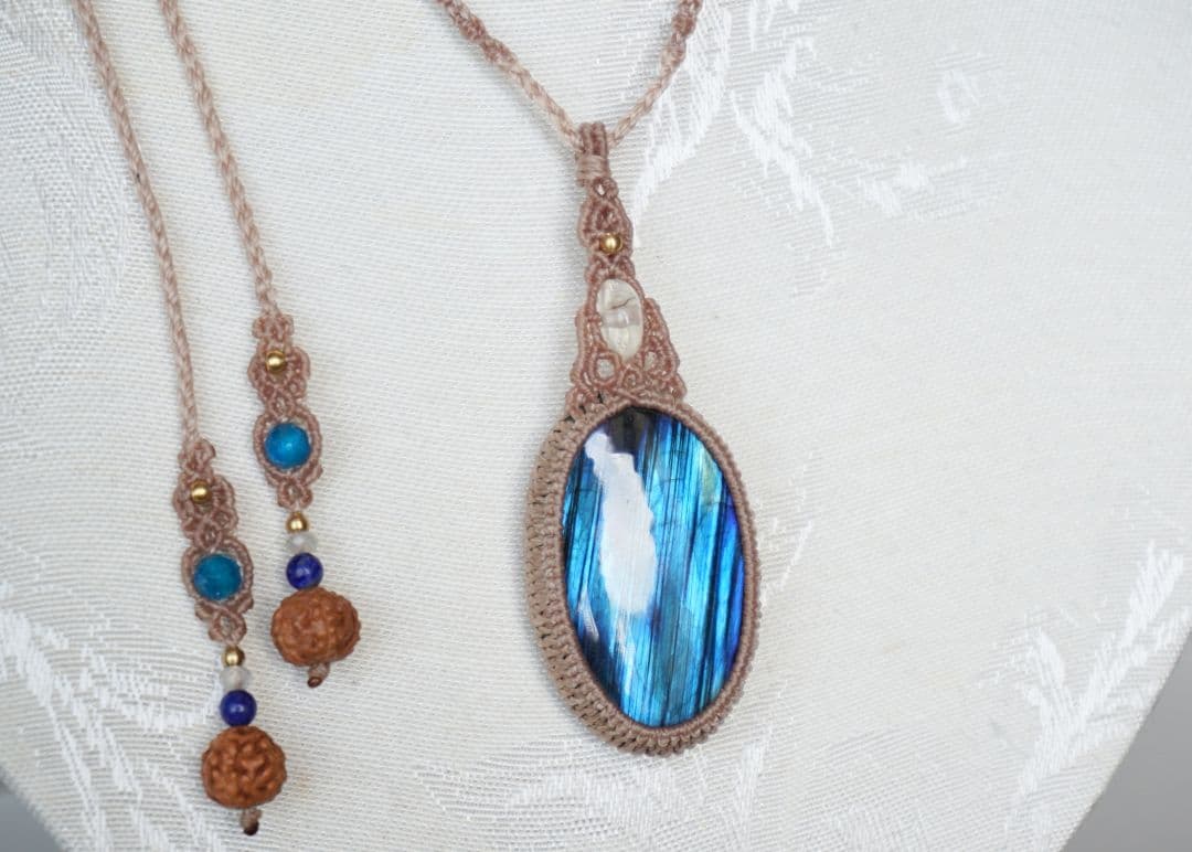 《鮮烈な青》ラブラドライト　レインボームーンストーン　マクラメ　ネックレス