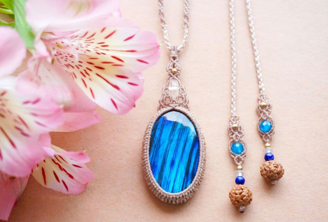 《鮮烈な青》ラブラドライト　レインボームーンストーン　マクラメ　ネックレス