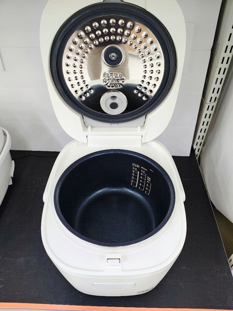 新品未開封　東芝 炊飯器　保証付き　 5.5合 マイコン RC-10AMX-W