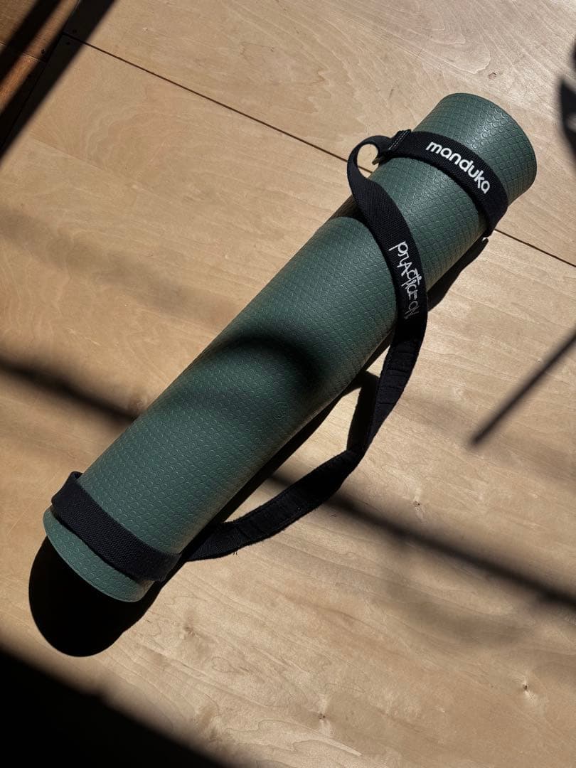 【美品】Manduka ヨガマット 5mm＋ストラップ | ブラックセージカーキ