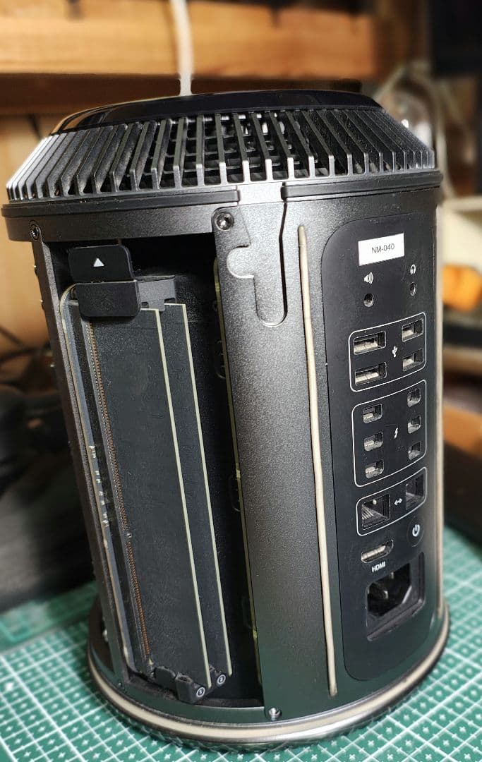 送料込みApple Mac Pro 2013 256GB SSD