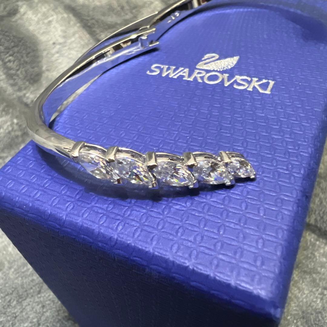 新品　未使用　Swarovski 白鳥デザイン バングル