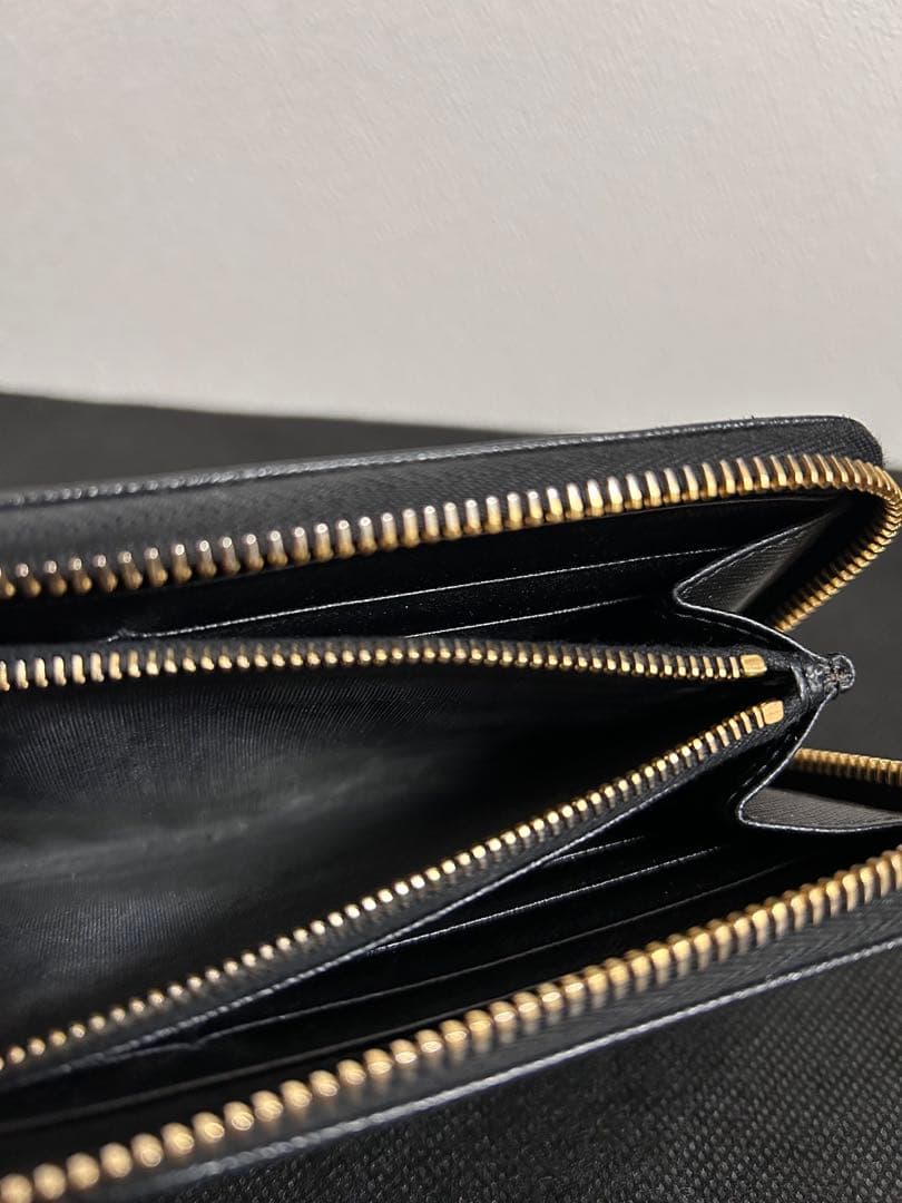 プラダ ラウンド 長財布 レディース サフィアーノ メタル ブラック