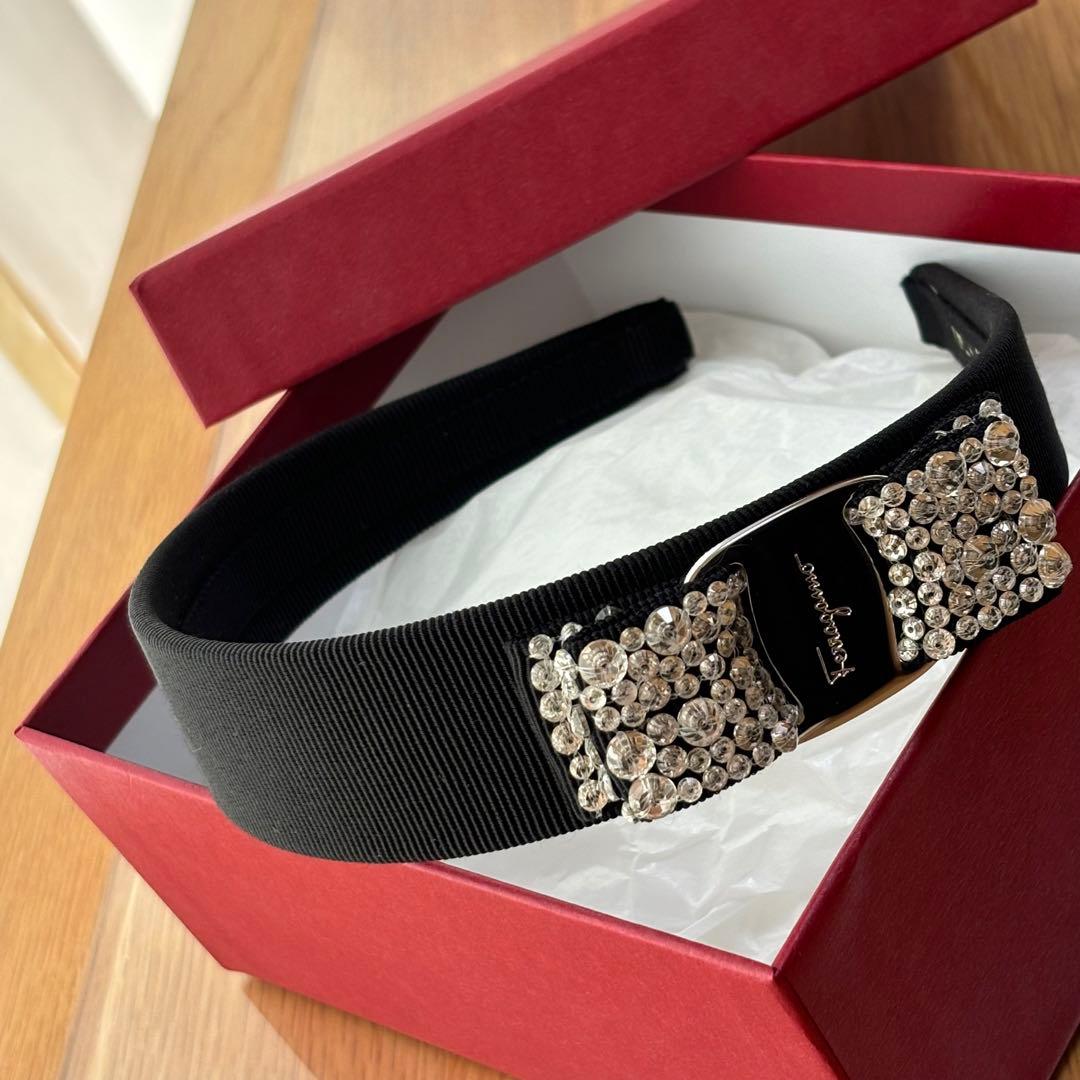 新品未使用50%off箱/紙袋付き サルヴァトーレフェラガモ 黒カチューシャ