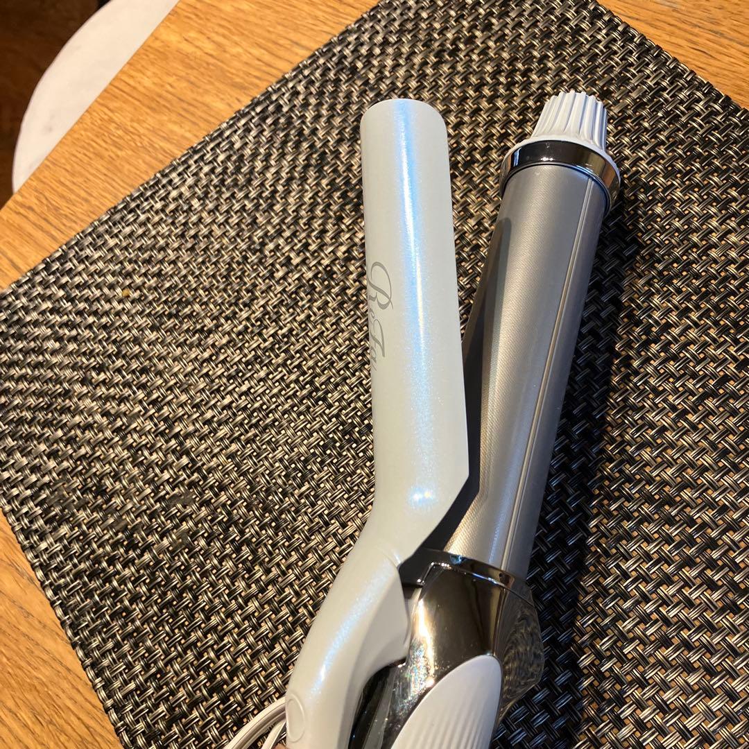 2024年製ホワイト/ReFaカールヘアアイロン