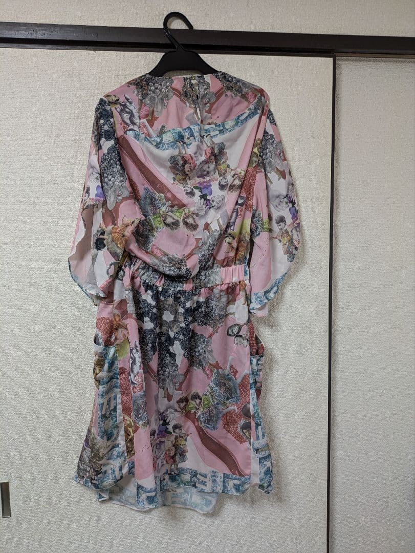 あちゃちゅむ　サテン女スカーフプリントワンピースピンク