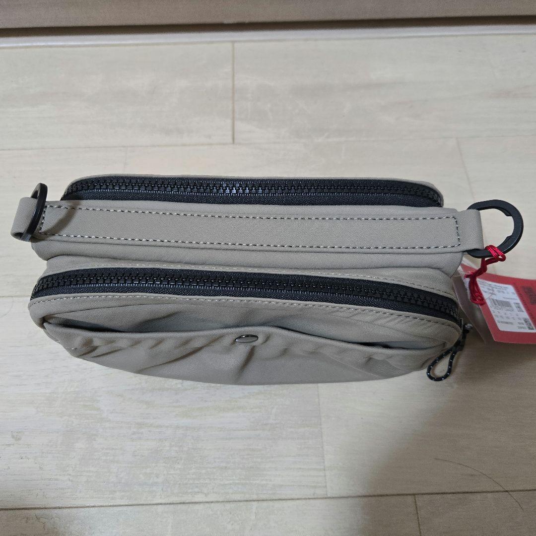 HUGO新品未使用 ベージュ フラップ付きバッグ