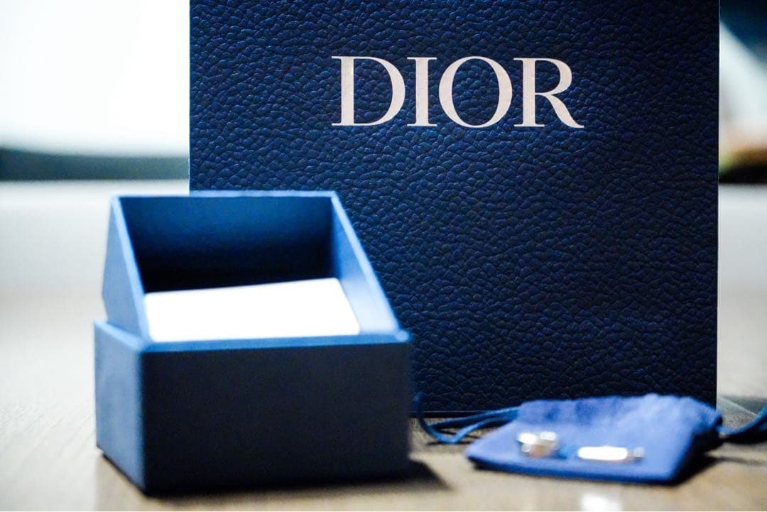 【新品未使用】Dior メンズピアス 専用箱と巾着付き